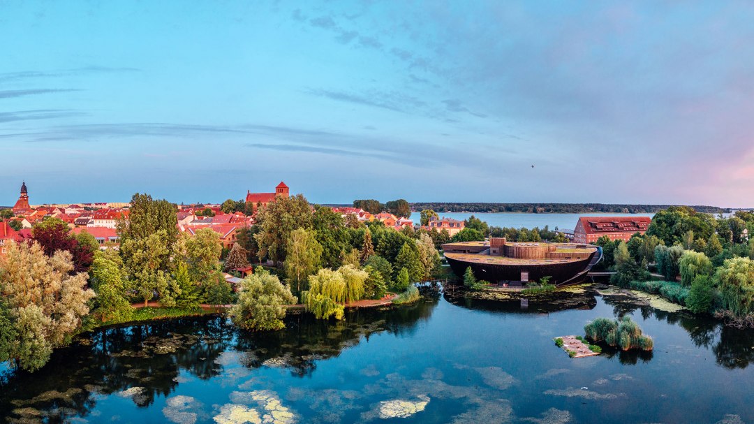Obiekt Müritzeum położony jest na obrzeżach starego miasta Waren nad idyllicznym jeziorem Herrensee, © Felix Gänsicke