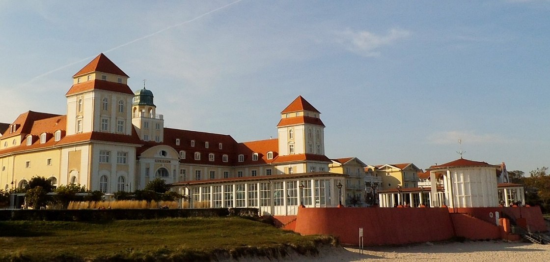 Kurplatz met Kurhaus op de achtergrond Zicht op het meer // &copy; Tourismuszentrale R&uuml;gen