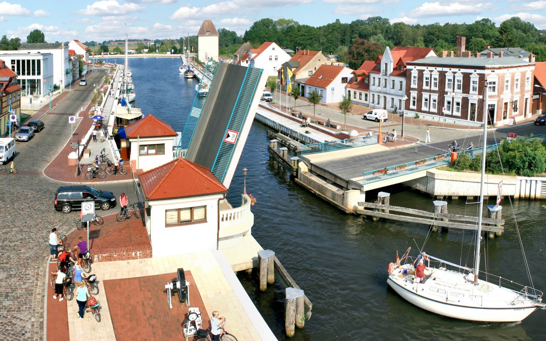 Port w nadmorskim kurorcie Ueckermünde z otwartym mostem zwodzonym nad rzeką Uecker, © Stadt Seebad Ueckermünde