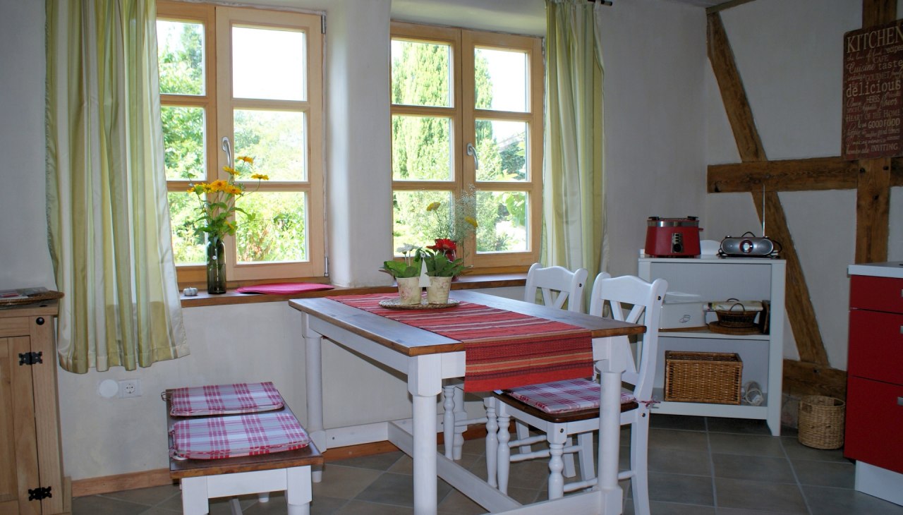 Kuchnia mieszkania wakacyjnego w piwnicy domu z muru pruskiego, © Bernhard Pfitzner Kuchnia mieszkania wakacyjnego w piwnicy domu z muru pruskiego, © Bernhard Pfitzner