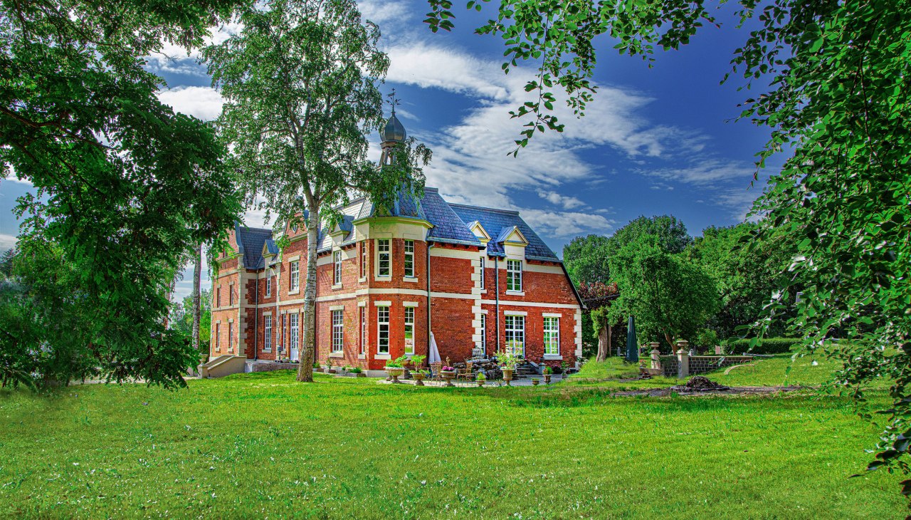 Widok dworu Brookhusen z zewnątrz, © Herrenhaus Brookhusen / T. Paulus Widok dworu Brookhusen z zewnątrz, © Herrenhaus Brookhusen / T. Paulus