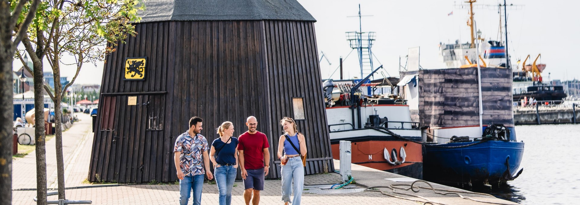 De kade is versierd met oude scheepswerfkranen. Deze dateert uit de begintijd van de Hanze en werd bediend door een tredmolen met pure spierkracht! Tegenwoordig liggen er moderne restaurants langs de haven., © TMV/Gross