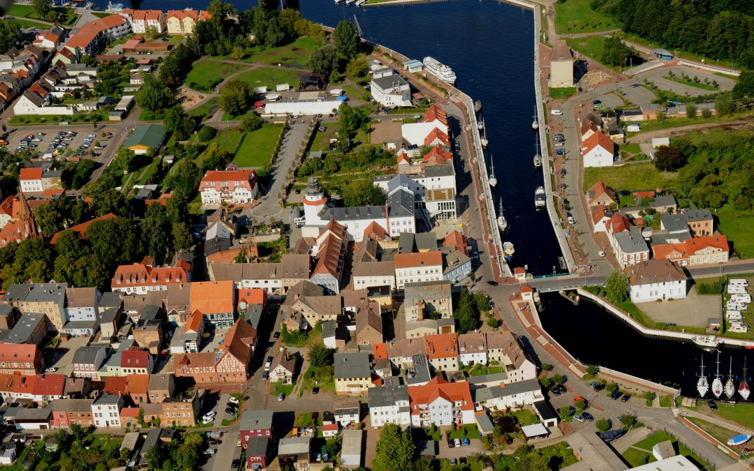 Widok z lotu ptaka na centrum nadmorskiego kurortu Ueckermünde z Zamkiem Książąt Pomorskich, © Walter Graupner