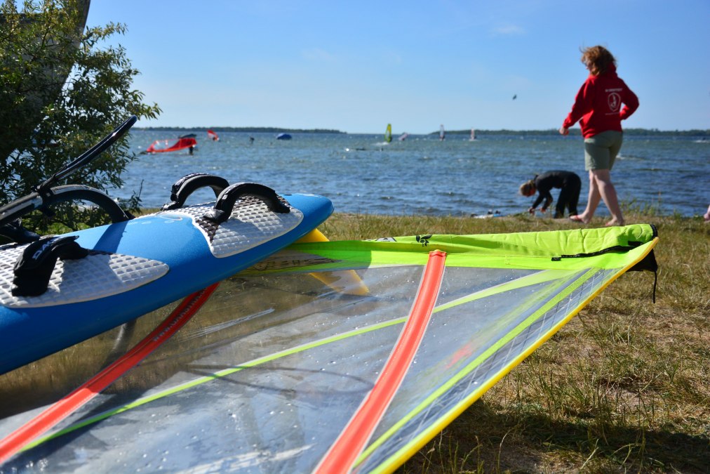 Deska surfingowa na plaży, © Jennifer Neumann