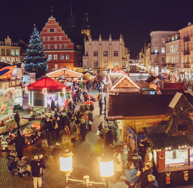 Greifswalder Weihnachtsmarkt auf dem Historischen Marktplatz. // © Wally Pruß Greifswalder Weihnachtsmarkt auf dem Historischen Marktplatz. // © Wally Pruß