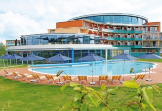 The spa center Waren (M&uuml;ritz) with thermal brine outdoor pool // &copy; Kurzentrum Waren (M&uuml;ritz)