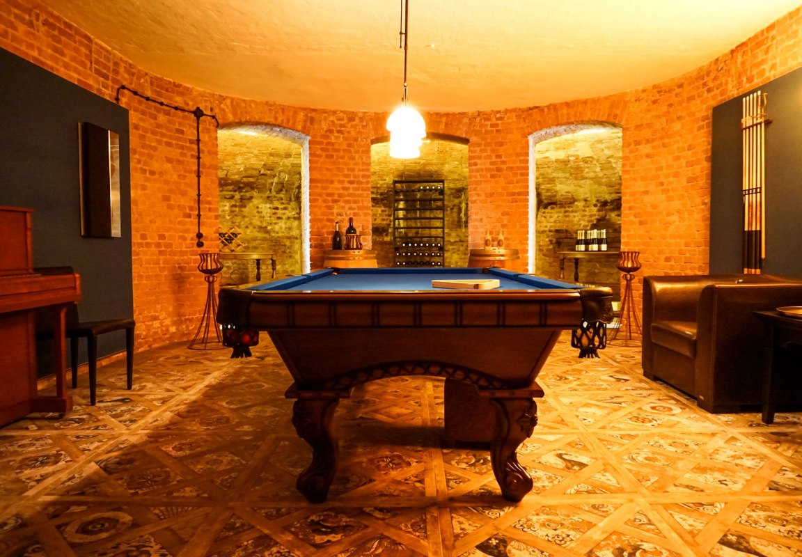 Salon ze stołem bilardowym // &copy; Gutshaus Gevezin