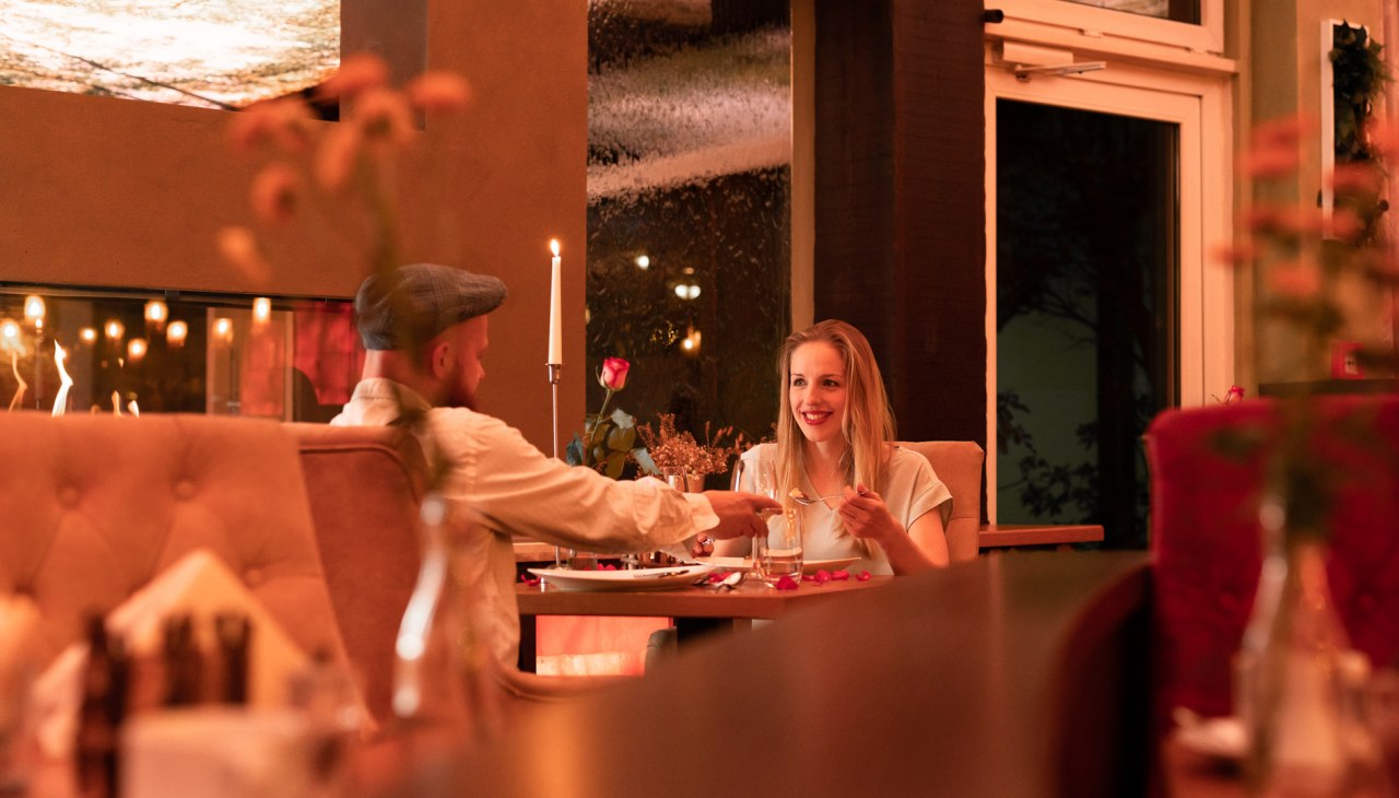 Diner bij de open haard, © TRIHOTEL Rostock