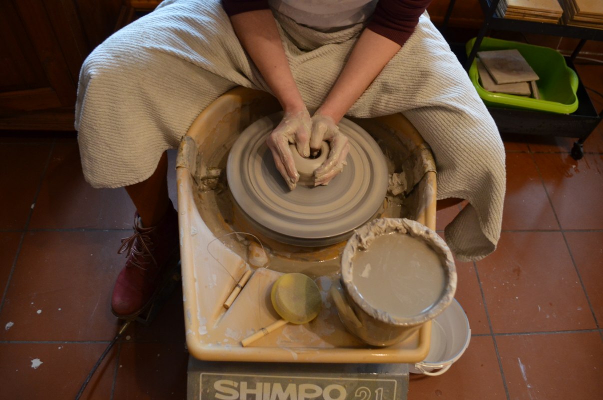 Toczenie na kole garncarskim, © Luisa Graf Toczenie na kole garncarskim, © Luisa Graf