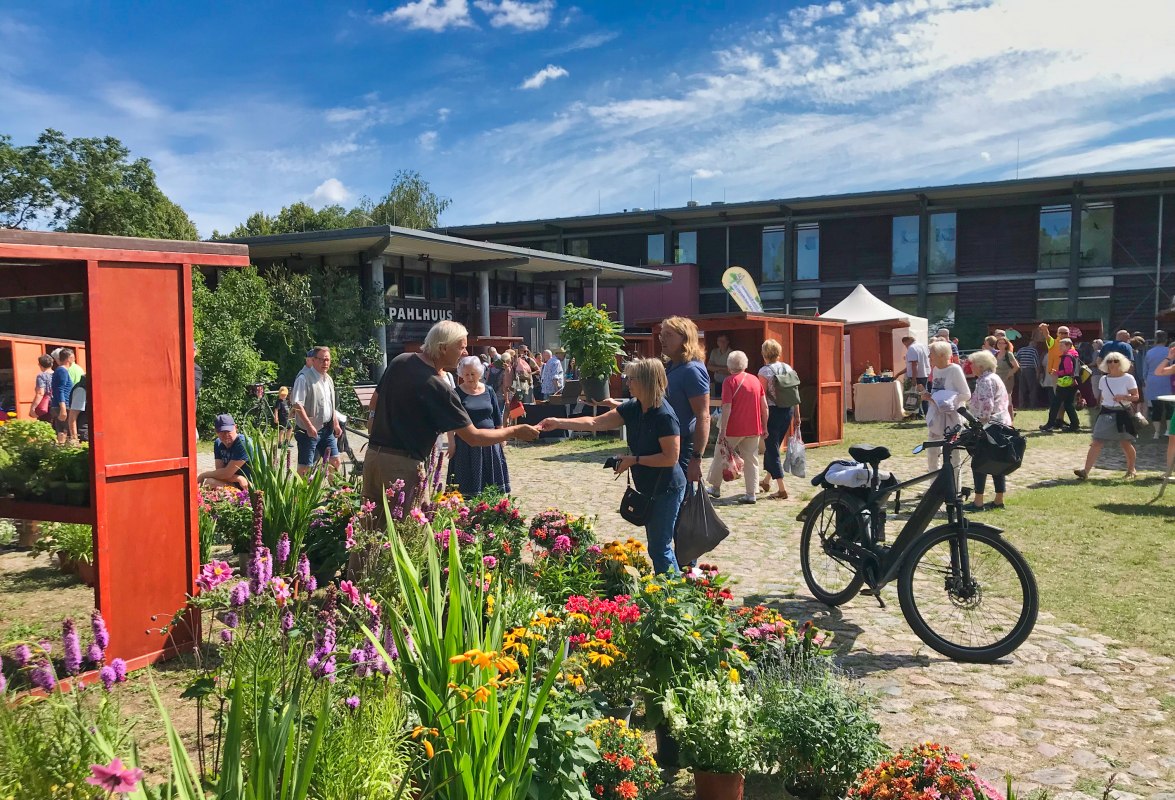 De Schaalsee Biosfeer Markt in het PAHLHUUS in Zarrentin am Schaalsee. Auteur foto: Frank Hermann // © Frank Hermann De Schaalsee Biosfeer Markt in het PAHLHUUS in Zarrentin am Schaalsee. Auteur foto: Frank Hermann // © Frank Hermann