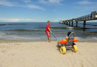 Strandrolstoel in Koserow op Usedom // © Kurverwaltung Koserow Strandrolstoel in Koserow op Usedom // © Kurverwaltung Koserow