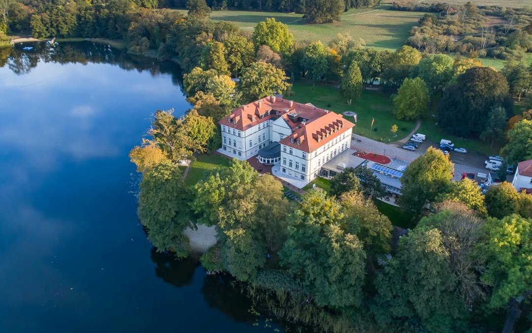 Het Schorssow kasteel aan het meer met veel open ruimte, © Seeschloss Schorssow