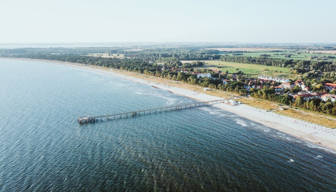 Fine sandy beach to the horizon, the green-blue-yellow inland and the pier are among the trademarks of the Baltic resort Boltenhagen., &copy; TMV/Friedrich