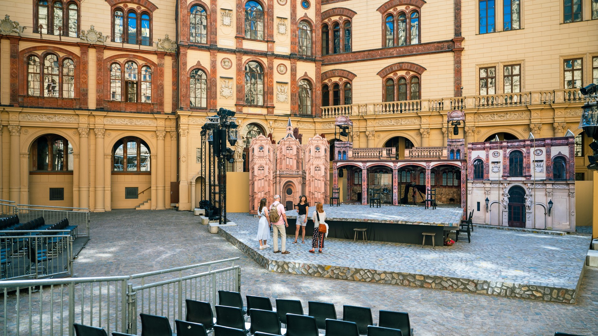Przewodnik teatralny Tina Koball wyjaśnia, co jest w programie tego lata: "Jak wam się podoba" Szekspira. // © MV-T/Tiemann Przewodnik teatralny Tina Koball wyjaśnia, co jest w programie tego lata: "Jak wam się podoba" Szekspira. // © MV-T/Tiemann