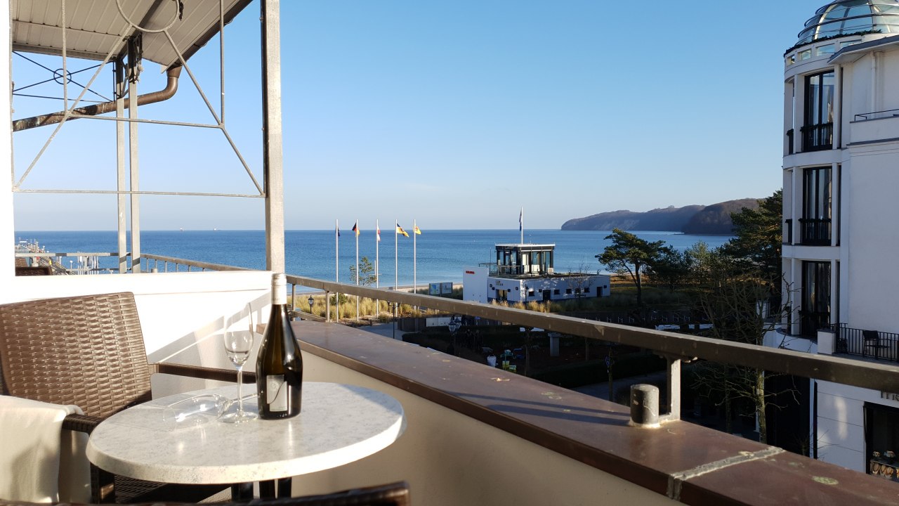 Kamer met uitzicht op het meer en balkon // &copy; Aparthotel Rialto & Hotel Esplanade