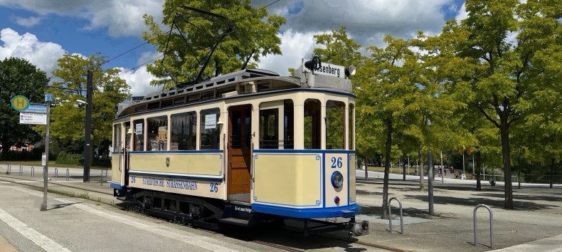Historic Railcar 26 at Bertha-Klingberg-Platz // © Nahverkehr Schwerin GmbH (NVS) Historic Railcar 26 at Bertha-Klingberg-Platz // © Nahverkehr Schwerin GmbH (NVS)