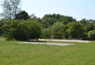 Spielfl&auml;chen mit Volleyballfeld // &copy; Lutz Werner