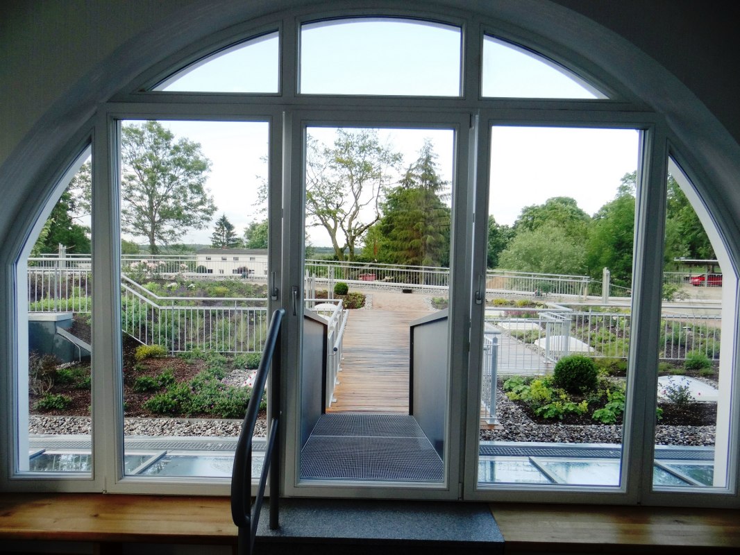 Onze wellnessruimte van 1800 m&sup2; is uitgerust met een avonturenbad, een klankbad, een pekelbad buiten en een kinderbad. // &copy; Gutshaus Liepen, Stefan Wollert