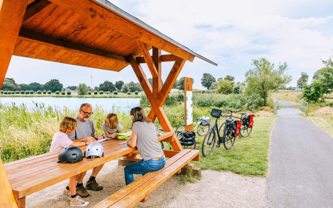 Zelfs de fitste fietsers hebben af en toe een pauze nodig. En het volgende meer in Mecklenburg glinstert altijd op de achtergrond., © TMV/Tiemann