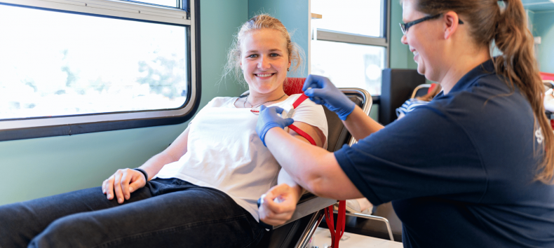The picture shows a young woman donating blood for the first time. // © DRK-Blutspendedienst NSTOB The picture shows a young woman donating blood for the first time. // © DRK-Blutspendedienst NSTOB