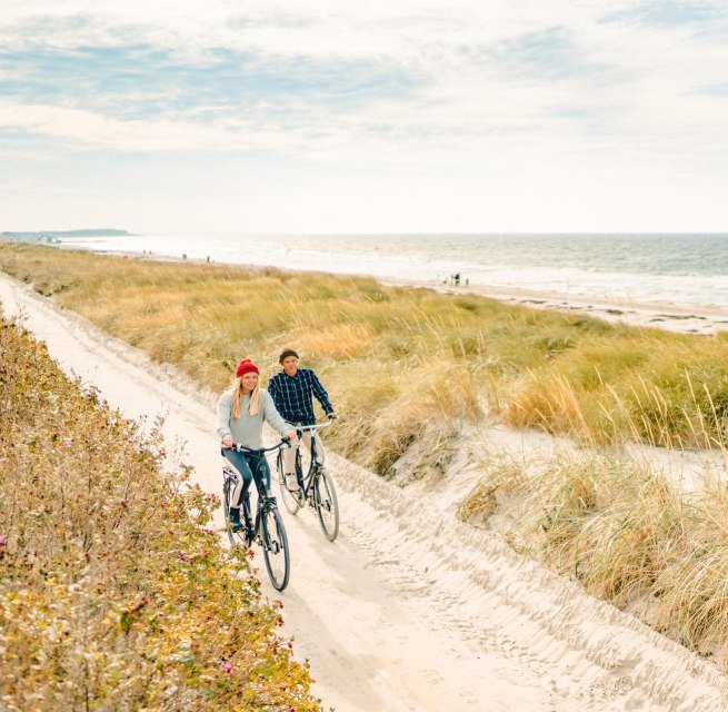 A leisurely cycle tour along the picturesque dunes on the island of Hiddensee, with a view of the Baltic Sea in the background. // © MV-T/Petermann A leisurely cycle tour along the picturesque dunes on the island of Hiddensee, with a view of the Baltic Sea in the background.