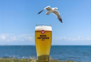 Fr&uuml;hschoppen am Strelasund // &copy; mmf Parow - mit KI erstellt