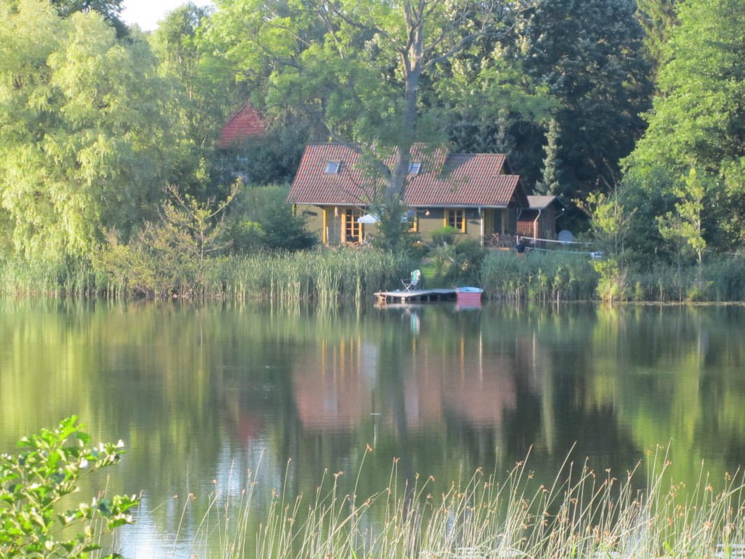 Willow house - view from the other side of the lake // © Ewald Krombholz Willow house - view from the other side of the lake // © Ewald Krombholz
