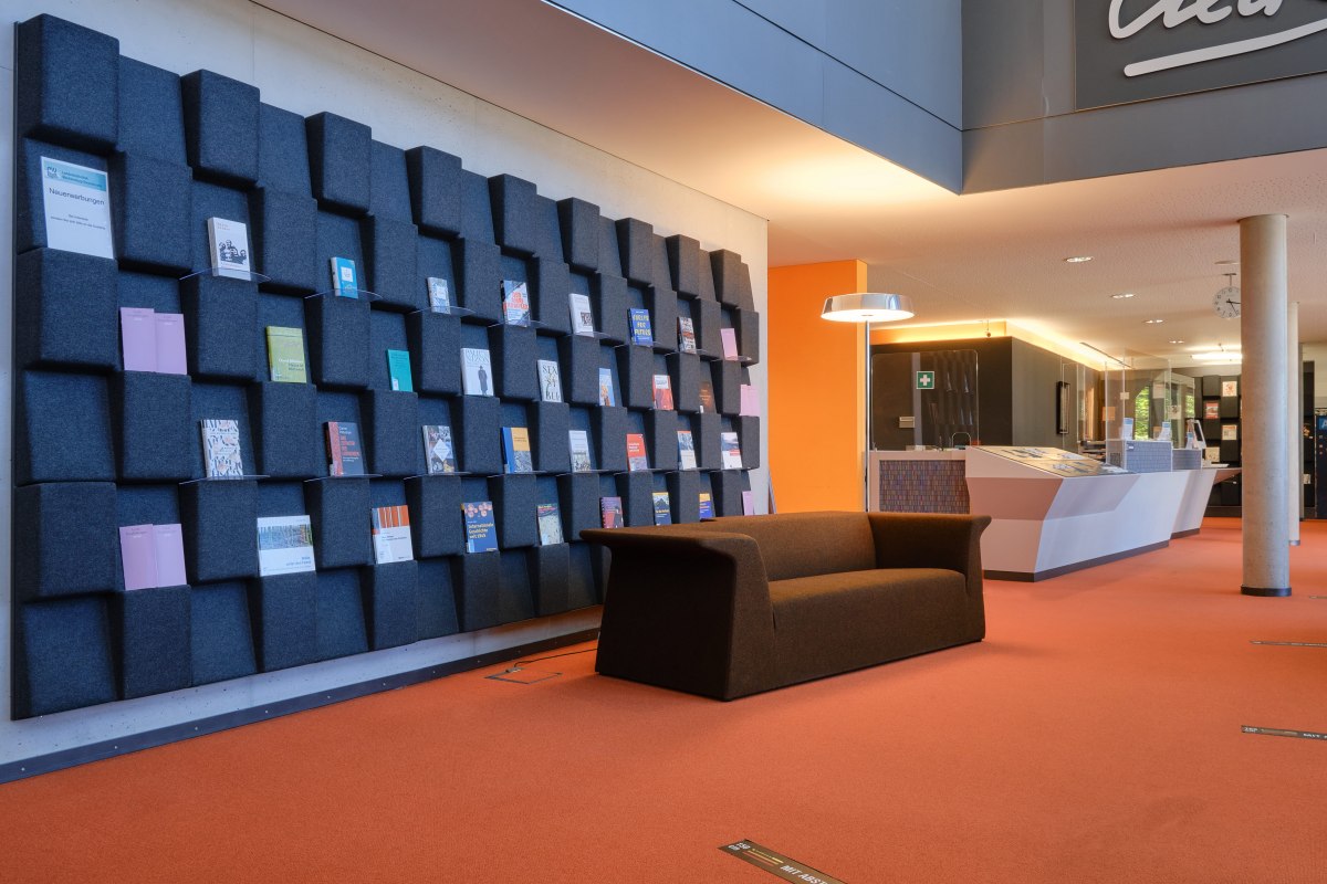 Wand met nieuwe aanwinsten in de foyer // © Landesbibliothek Mecklenburg-Vorpommern Günther Uecker (V. Ruppel) Wand met nieuwe aanwinsten in de foyer // © Landesbibliothek Mecklenburg-Vorpommern Günther Uecker (V. Ruppel)