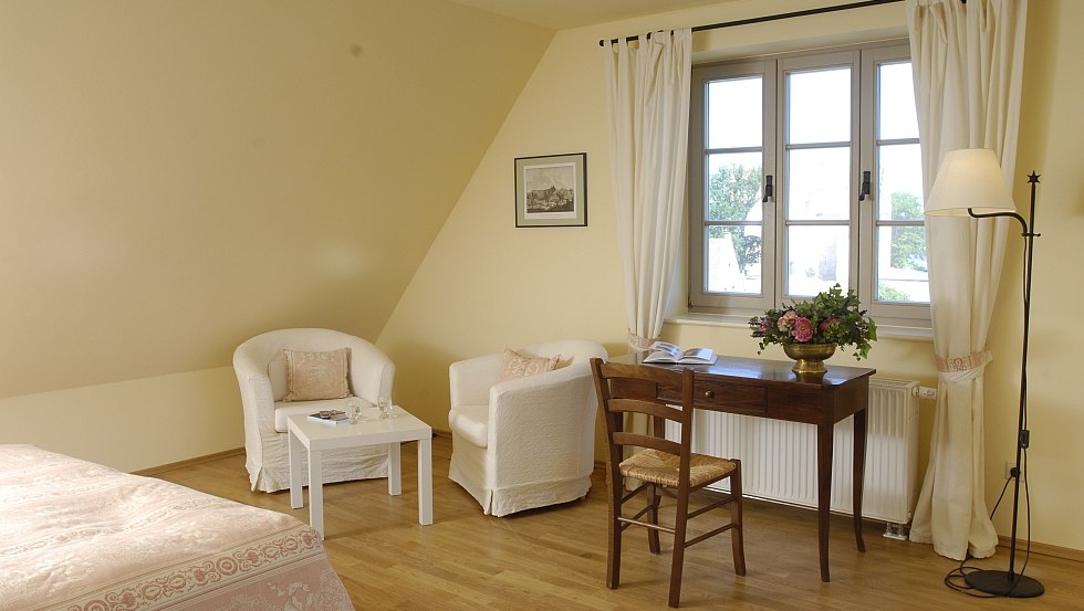 Nasz przytulny pokój dwuosobowy z widokiem na zamek, © Schloss Ulrichshusen