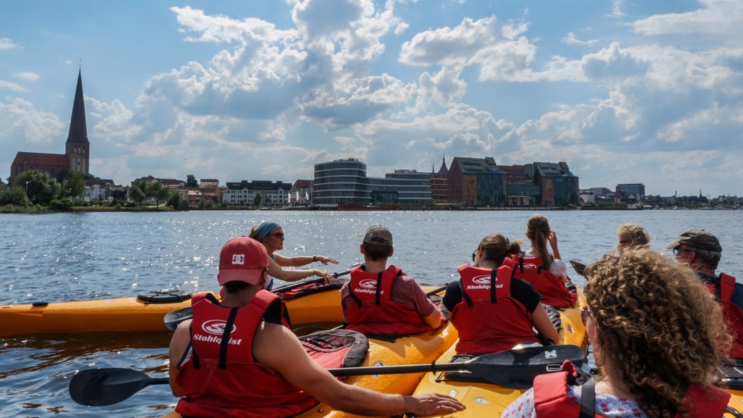 Paddling group with city scenery, &copy; Ronald Kley