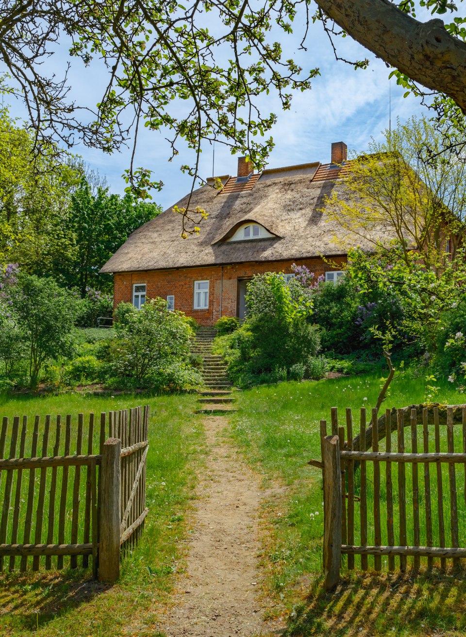 De dorpsschool in Schwerin-Mueß met een houten toegangspoort en een trapje naar de voordeur.