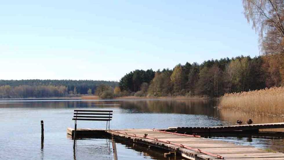 Direct aan het meer, met zwemstrand en aanlegsteiger, © little garden Ferienhäuser