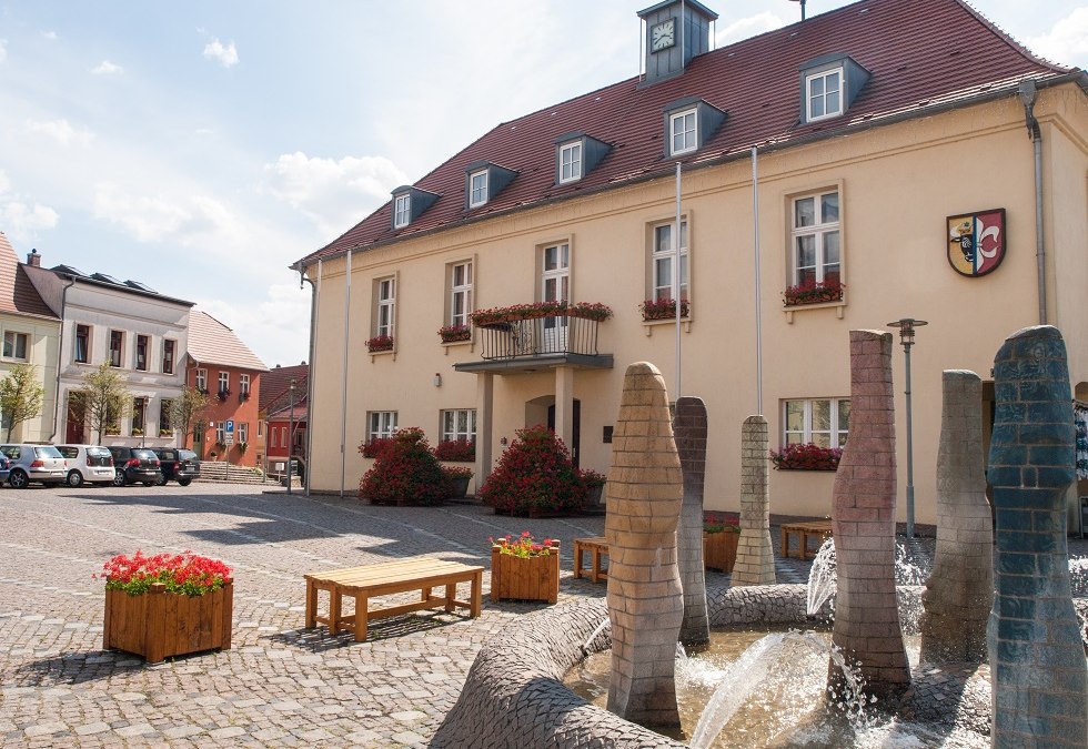 Ratusz w Ticino z fontanną na pierwszym planie., © Frank Burger