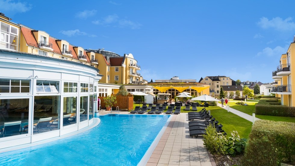 Ogród z całorocznym odkrytym basenem z podgrzewaną wodą, © Kaiserbad Bansin Hotelbetriebsgesellschaft mbH & Co. KG Ogród z całorocznym odkrytym basenem z podgrzewaną wodą, © Kaiserbad Bansin Hotelbetriebsgesellschaft mbH & Co. KG