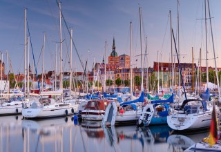 segler im Stralsunder Hafen am Abend // © FRANCESCO CAROVILLANO segler im Stralsunder Hafen am Abend // © FRANCESCO CAROVILLANO
