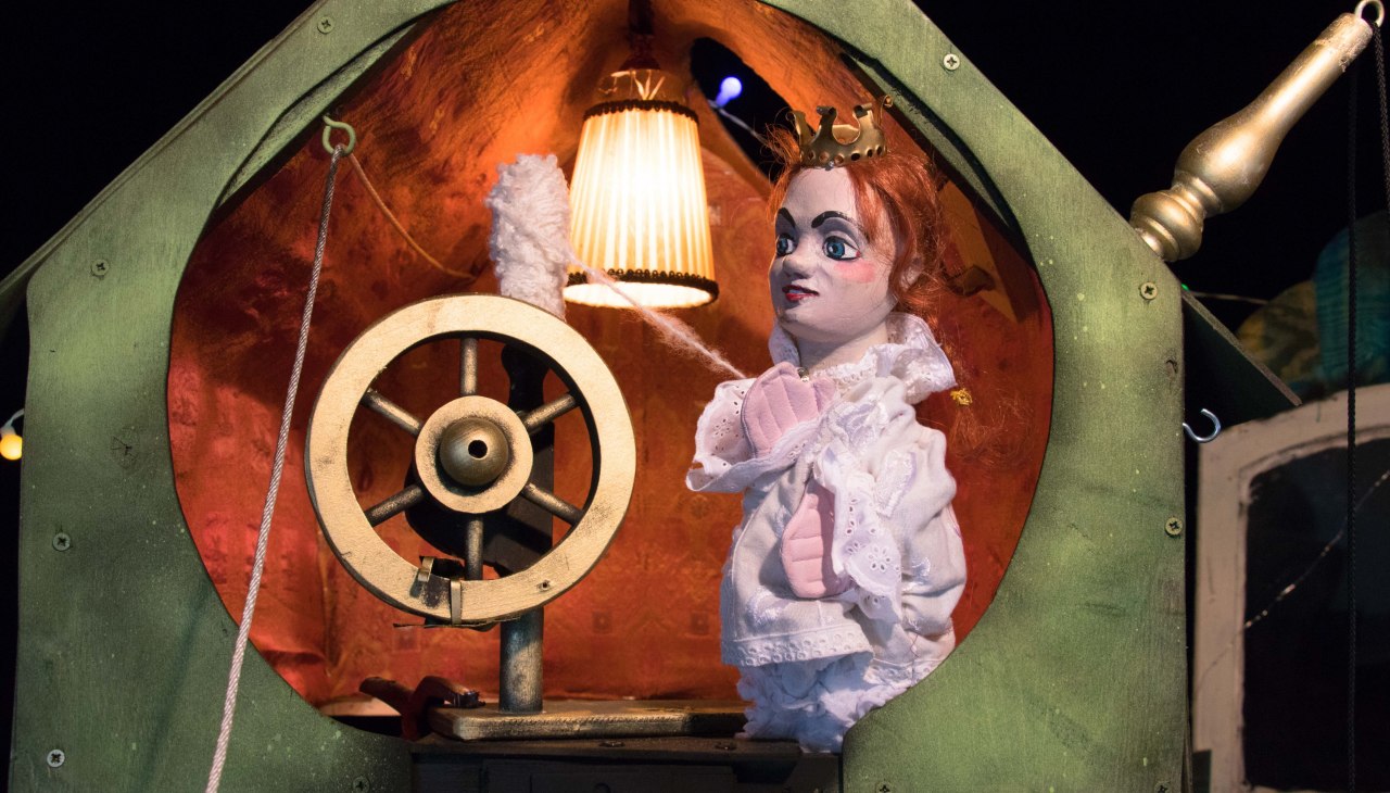 © TOG (aus dem Stück "Dornröschen und Fräulein Lieselotte" von Theater Maskotte; Foto: Hans Wander und Hektor Bazo) © TOG (aus dem Stück "Dornröschen und Fräulein Lieselotte" von Theater Maskotte; Foto: Hans Wander und Hektor Bazo)