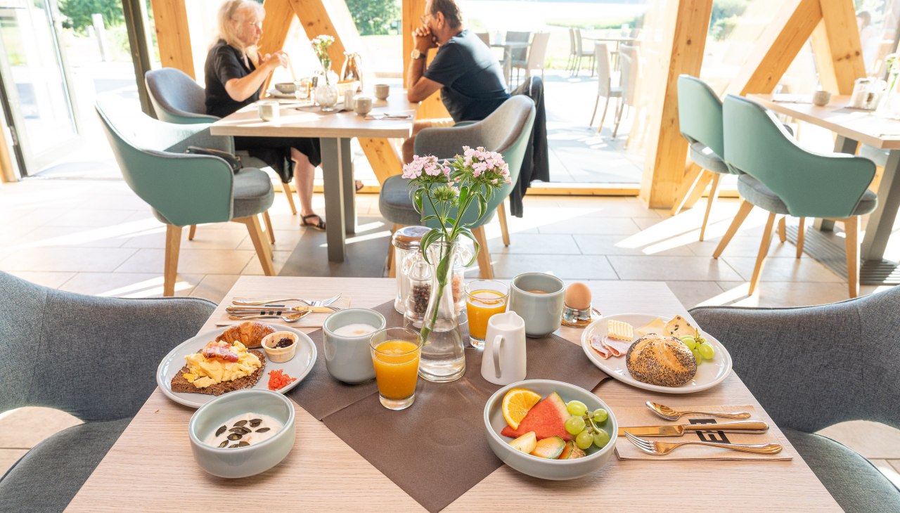 Breakfast at the Bootshaus restaurant, © BEECH Resort Plauer See