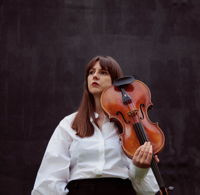 Neasa Ni Bhriain with Viola, © Neasa Ni Bhriain Neasa Ni Bhriain with Viola, © Neasa Ni Bhriain