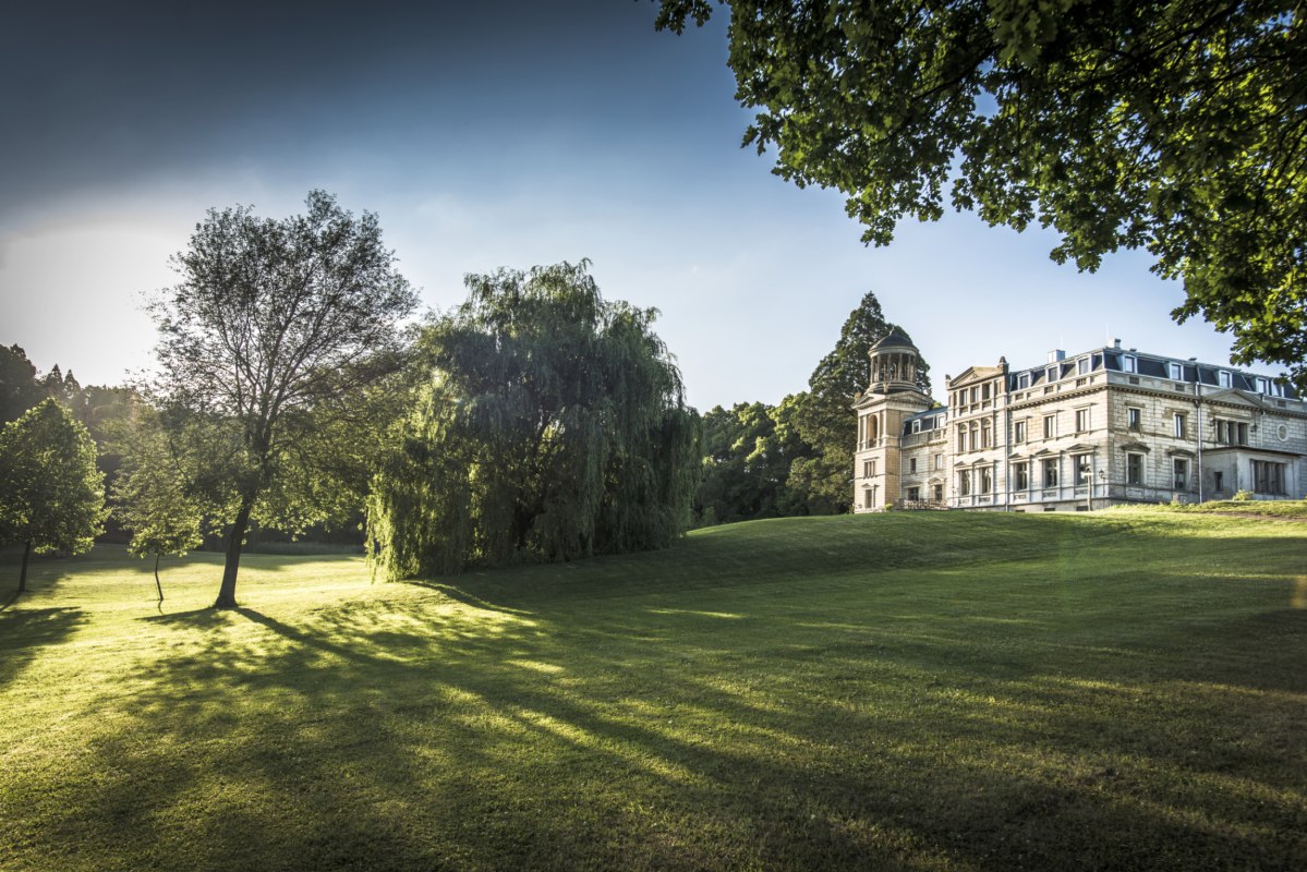 Zamek Kaarz i park z dużą ilością otwartej przestrzeni // © Schloss Kaarz / Stefan von Stengel Zamek Kaarz i park z dużą ilością otwartej przestrzeni // © Schloss Kaarz / Stefan von Stengel