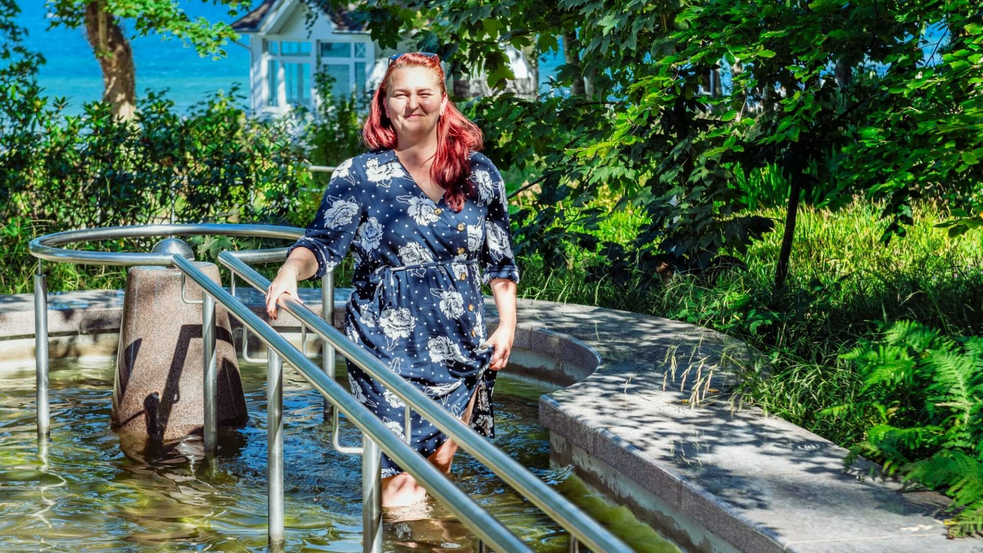 Een vrouw is aan het watertrappelen in het Kneipp-bad in Göhren met uitzicht op de Baltische Zee.