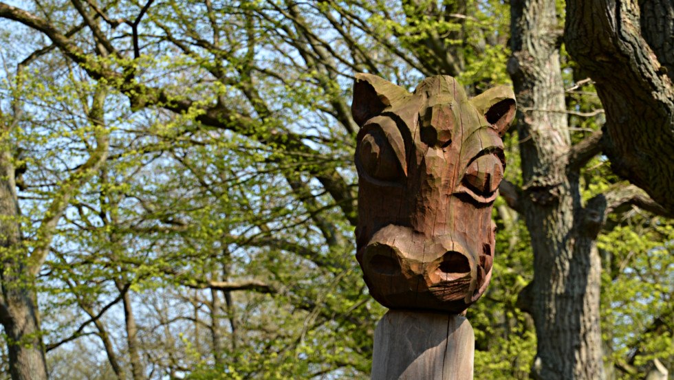 De stele met de drakenkop toont je het volgende legendestation, © Foto: Tourismusverband Mecklenburg-Schwerin