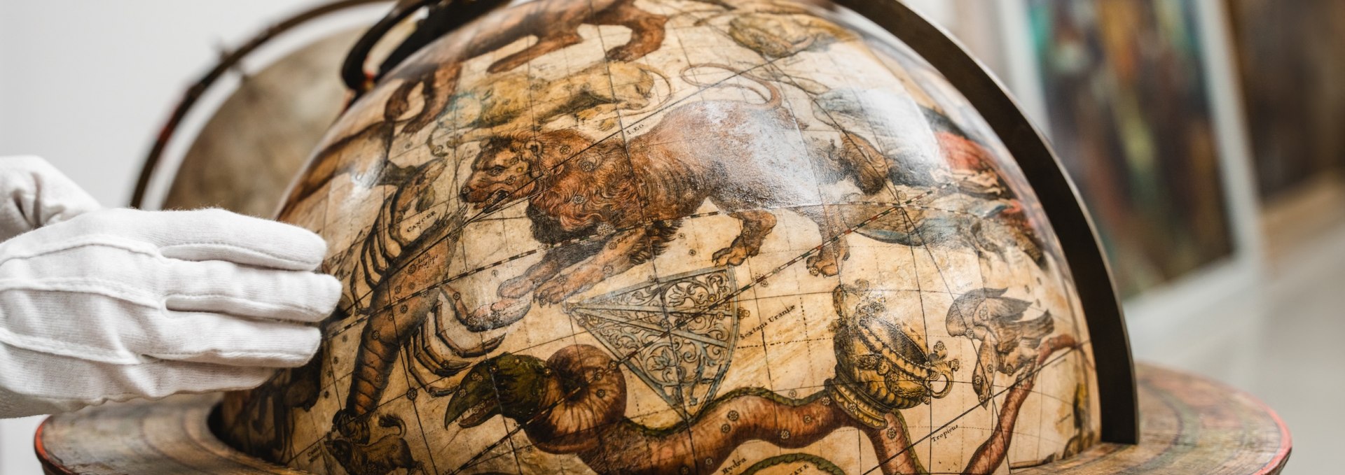 De aarde is toch geen schijf: Willem Janszoon Blaeu's hemelglobe uit de 17e eeuw gaat er zeker van uit dat het wel zo is., © TMV/Gross