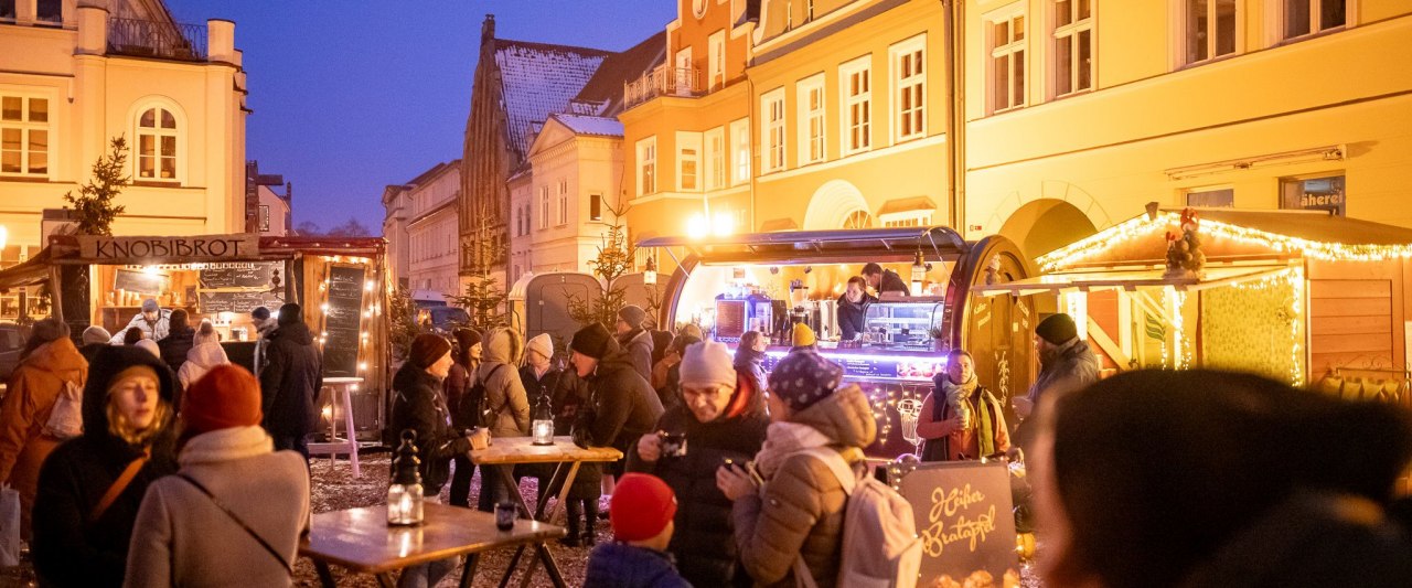 Fiskemarkedet forvandles til en hyggelig landsby. Her kan gæsterne, væk fra al travlheden, hygge sig ved bålskålen med solide retter, glühwein eller glögg // © André Gscweng Fiskemarkedet forvandles til en hyggelig landsby. Her kan gæsterne, væk fra al travlheden, hygge sig ved bålskålen med solide retter, glühwein eller glögg // © André Gscweng