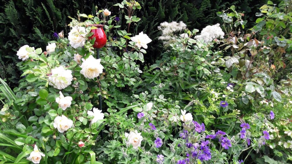 Jasnoczerwone, glazurowane pąki i kapsułki nasienne w różnych rozmiarach (przyklejane zatyczki), © Jana Kohlschmidt