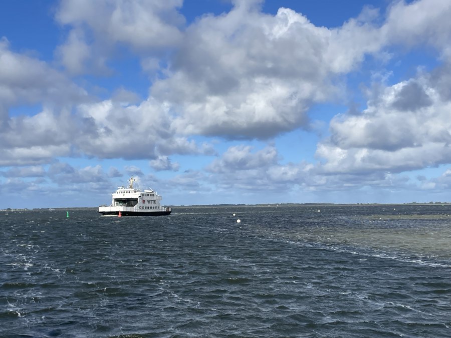Prom płynący po otwartej wodzie; błękitne niebo z białymi chmurami, © Anja Heitmüller Prom płynący po otwartej wodzie; błękitne niebo z białymi chmurami, © Anja Heitmüller