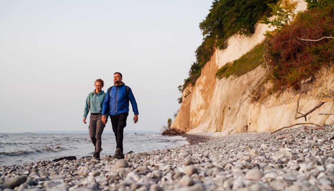 Actieve vakanties aan de kust van Rügen - geniet van het uitzicht op zee terwijl je langs de imposante krijtrotsen wandelt en beleef de natuur van dichtbij., © TMV/Petermann Een paar wandelingen langs de Oostzeekust op het stenige strand onder de krijtrotsen op Rügen.