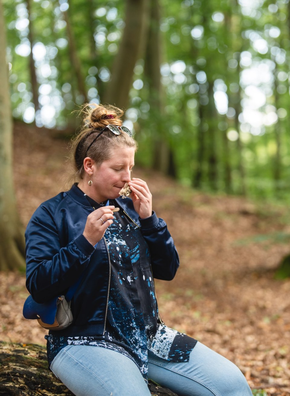 Met bosbaden kun je het bos met al je zintuigen ervaren. Sandy Ladenthin laat je zien hoe je dat doet in het bos op het eiland Usedom., &copy; TMV/Gross