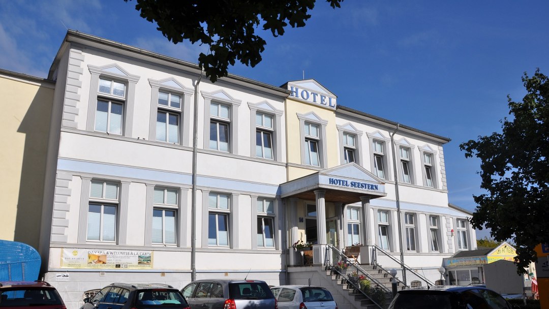 Located directly on the Ahlbeck promenade, close to the pier - the Hotel Seestern, © TMV