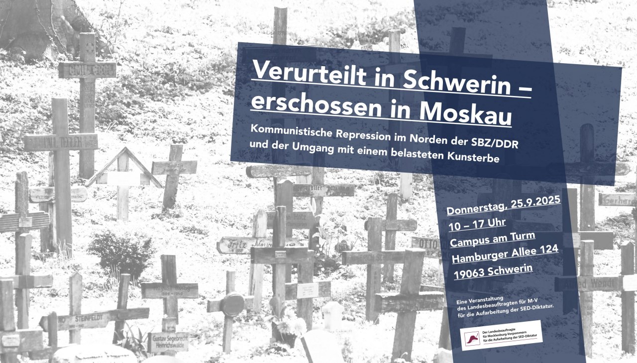Plakat wydarzenia. Krzyże na cmentarzu byłego sowieckiego obozu specjalnego nr 9 Fünfeichen koło Neubrandenburga., © Foto: LAMV