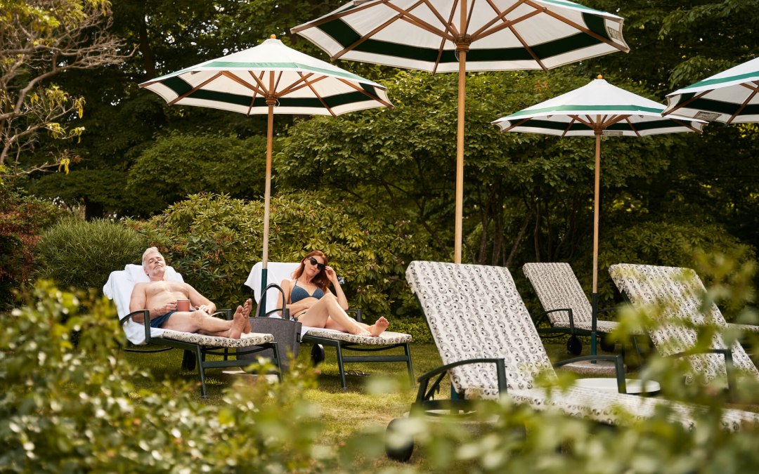 paar-im-garten-auf-sonnenliegen-lesend-totale-strandidyll-heringsdorf, © DSR Hotel Holding